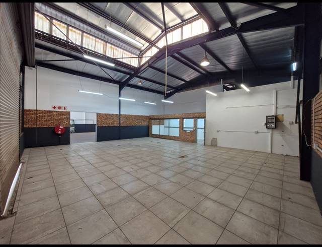 558M² WAREHOUSE TO LET IN JET PARK
